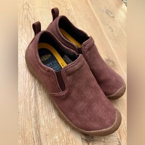 KEEN WOMENS HOWSER CANVAS BURGUNDY SLIP ON OUTDOOR SNEAKERS GUM RUBBER SOLE 7